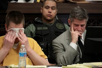 Jason Van Dyke (l.) bei der Urteilsverkündung: Der frühere Polizist ist zu knapp sieben Jahren Haft verurteilt worden.