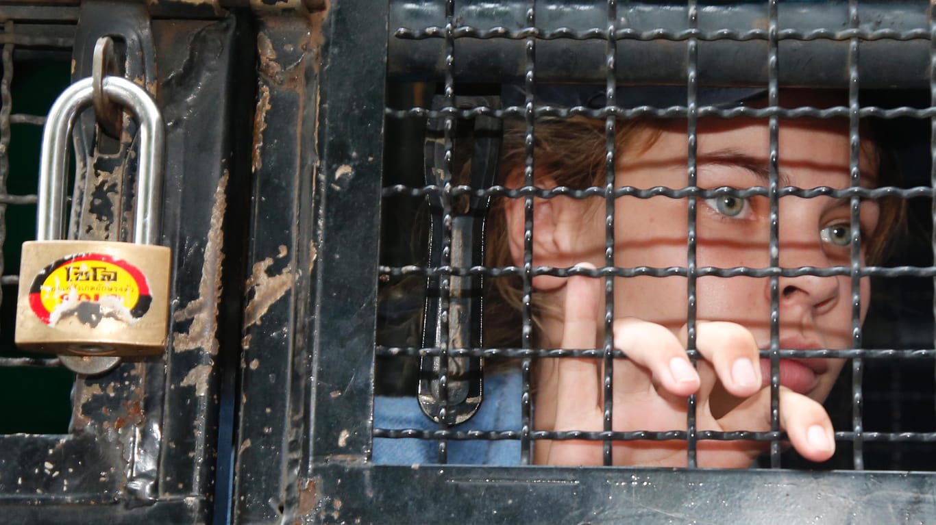 Anastasia Waschukewitsch auf dem Weg zur Abschiebung aus Thailand: Ihrem Anwalt zufolge ist sie derzeit in einem Moskauer Gefängnis inhaftiert.