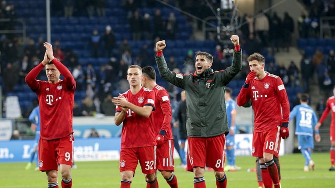 Die Spieler des FC Bayern München feiern den Sieg bei 1899 Hoffenheim.