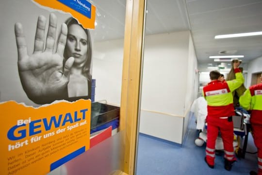 Plakat mit der Aufschrift "Bei Gewalt hört für uns der Spaß auf"