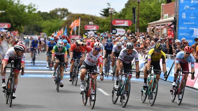 Jasper Philipsen (l) siegte, nachdem der Australier Caleb Ewan (M.