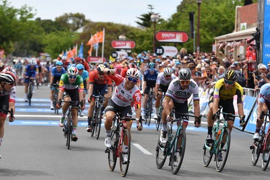 Jasper Philipsen (l) siegte, nachdem der Australier Caleb Ewan (M.