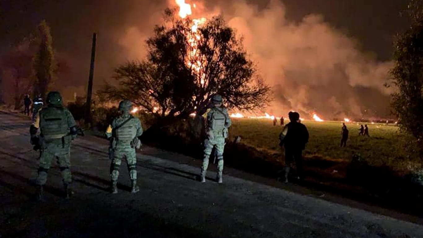 Streitkräfte der mexikanischen Armee an dem Ort, an dem die Benzinleitung explodiert ist: In der Nähe der Pipeline hätten sich zum Zeitpunkt der Explosion mehrere Hundert Menschen befunden.