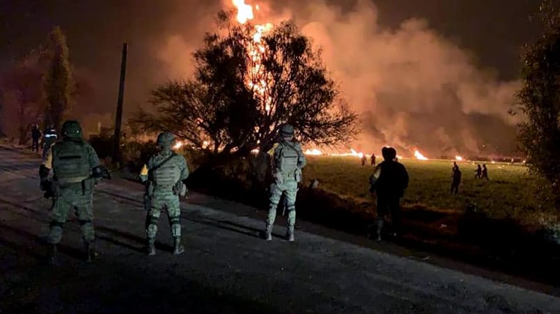 Streitkräfte der mexikanischen Armee an dem Ort, an dem die Benzinleitung explodiert ist: In der Nähe der Pipeline hätten sich zum Zeitpunkt der Explosion mehrere Hundert Menschen befunden. Streitkräfte der mexikanischen Armee an dem Ort, an dem die Benzinleitung explodiert ist: In der Nähe der Pipeline hätten sich zum Zeitpunkt der Explosion mehrere Hundert Menschen befunden.