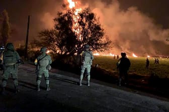 Streitkräfte der mexikanischen Armee an dem Ort, an dem die Benzinleitung explodiert ist: In der Nähe der Pipeline hätten sich zum Zeitpunkt der Explosion mehrere Hundert Menschen befunden.