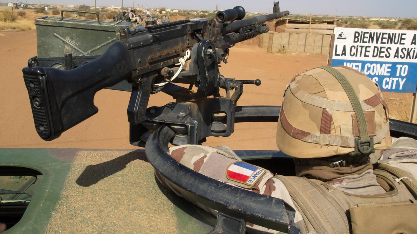 Soldat der französischen Militäroperation "Barkhane" auf Patrouille in Nordmali (Archivbild): Frankreich kämpft in der Sahelzone mit der rund 4500 Soldaten starken Militäroperation gegen islamistische Terroristen.