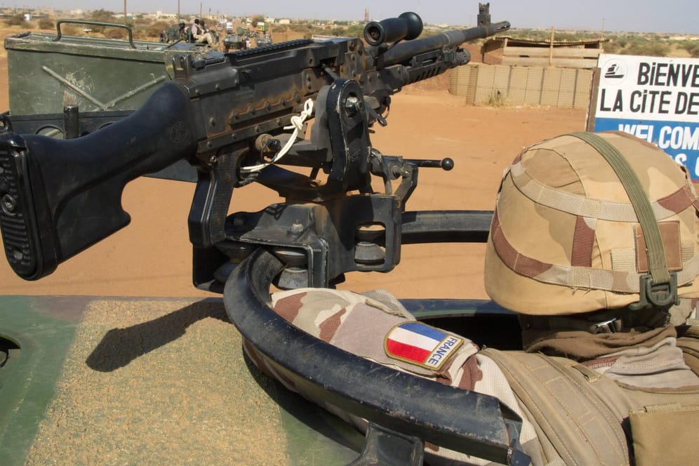 Soldat der französischen Militäroperation "Barkhane" auf Patrouille in Nordmali (Archivbild): Frankreich kämpft in der Sahelzone mit der rund 4500 Soldaten starken Militäroperation gegen islamistische Terroristen.