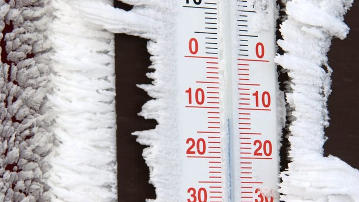 Temperaturen von Minus 12 Grad werden auf einem Thermometer auf dem Brocken angezeigt.
