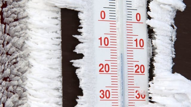 Temperaturen von Minus 12 Grad werden auf einem Thermometer auf dem Brocken angezeigt.