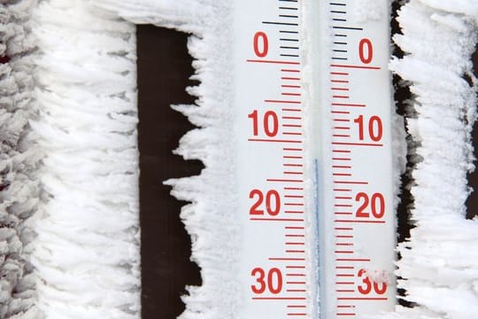 Temperaturen von Minus 12 Grad werden auf einem Thermometer auf dem Brocken angezeigt.