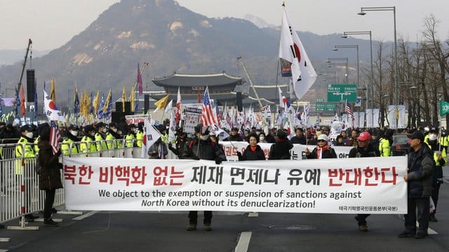 Demonstranten marschieren während einer Kundgebung zur Unterstützung der US-Politik in Seoul.