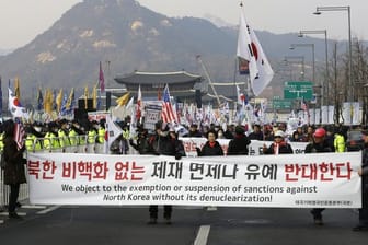 Demonstranten marschieren während einer Kundgebung zur Unterstützung der US-Politik in Seoul.