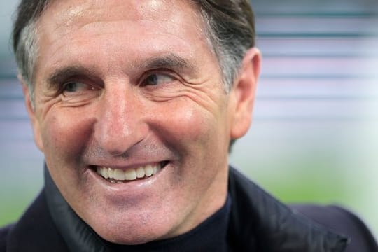 Wolfsburgs Trainer Bruno Labbadia freut sich auf den Rückrunden-Start.