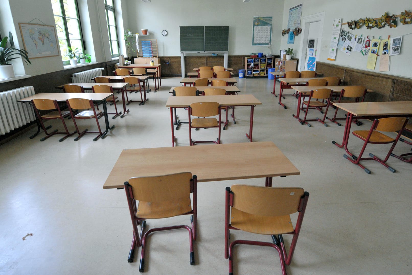 Leeres Klassenzimmer einer Schule: Nachdem eine Grundschule in Ostthüringen wegen Lehrermangels eine Vier-Tage-Woche eingeführt hatte, soll es dort vom kommenden Montag an wieder an fünf Tagen Unterricht geben.