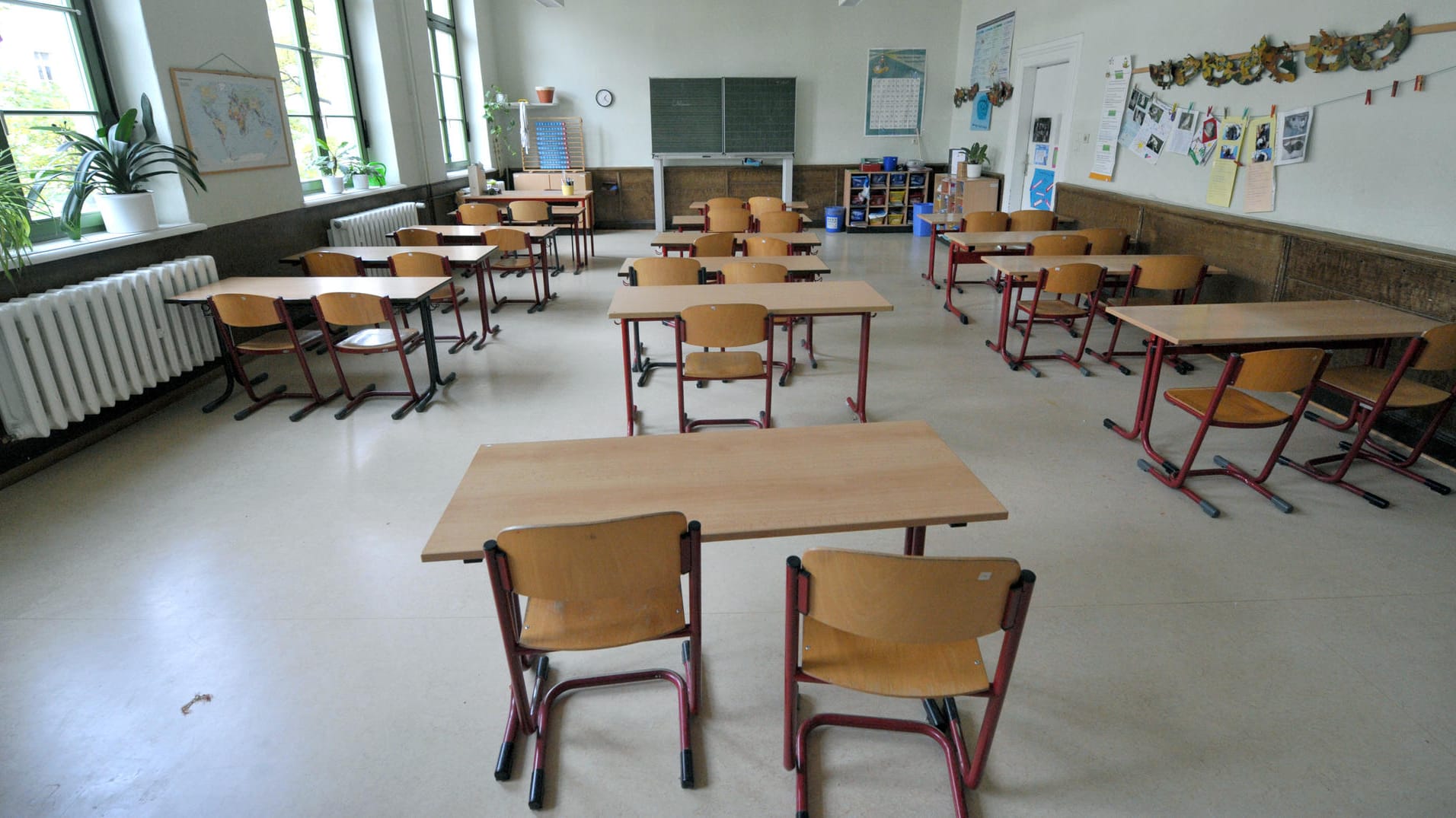 Leeres Klassenzimmer einer Schule: Nachdem eine Grundschule in Ostthüringen wegen Lehrermangels eine Vier-Tage-Woche eingeführt hatte, soll es dort vom kommenden Montag an wieder an fünf Tagen Unterricht geben.