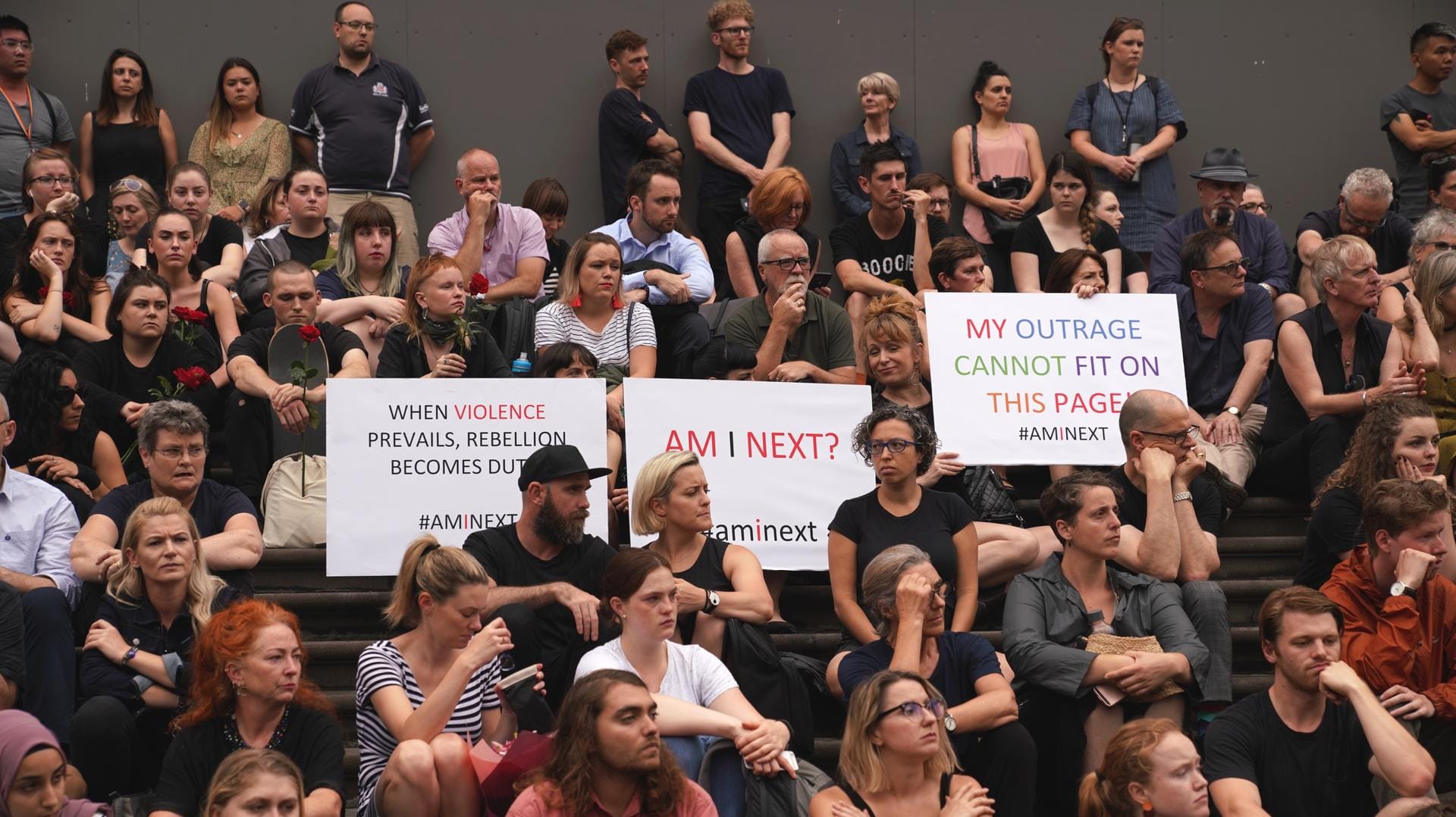 Menschen nehmen auf den Stufen des australischen Parlaments an einer Mahnwache für die 21-jährige Israelin teil: Ihre Leiche war in einem Gebüsch entdeckt worden. Menschen nehmen auf den Stufen des australischen Parlaments an einer Mahnwache für die 21-jährige Israelin teil: Ihre Leiche war in einem Gebüsch entdeckt worden.