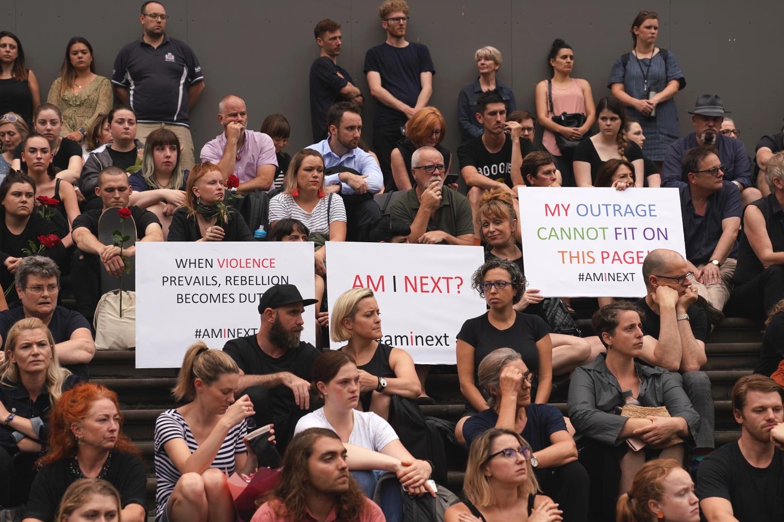 Menschen nehmen auf den Stufen des australischen Parlaments an einer Mahnwache für die 21-jährige Israelin teil: Ihre Leiche war in einem Gebüsch entdeckt worden.