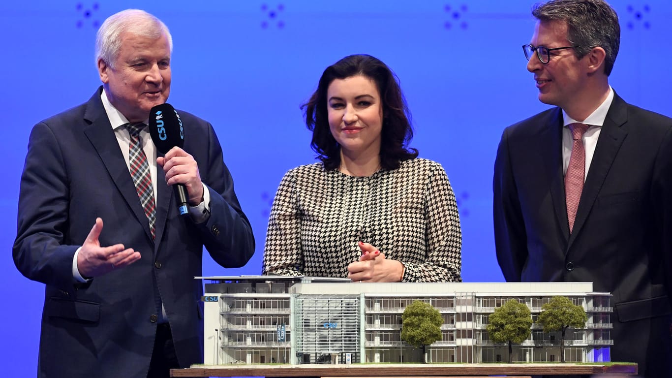 Horst Seehofer, Dorothee Bär, Markus Blume und das Eisenbahn-Modell der CSU-Parteizentrale.