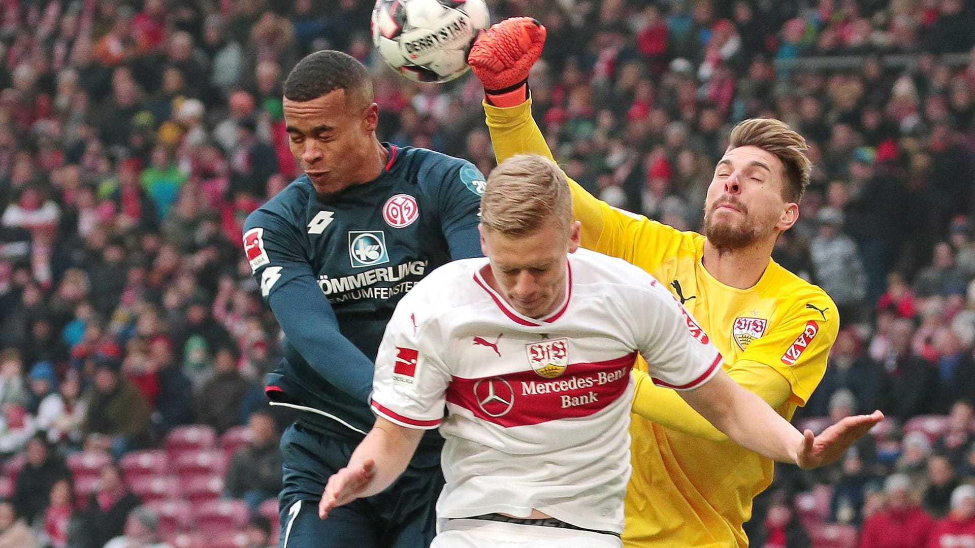 Ron-Robert Zieler (r.) musste gleich dreimal hinter sich greifen.