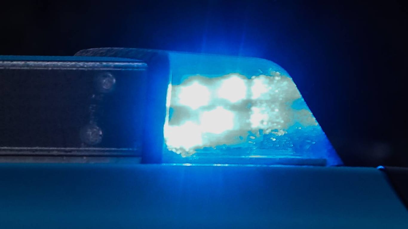 Blaulicht auf einem Polizeiwagen: Ein weiterer Autofahrer entdeckte den verunglückten Wagen und rief die Polizei. (Symbolbild)