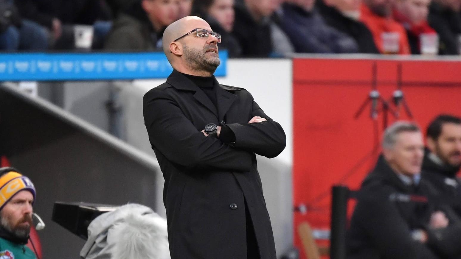 Peter Bosz bei seinem ersten Pflichtspiel als Trainer von Bayer Leverkusen.