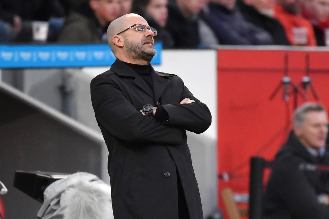 Peter Bosz bei seinem ersten Pflichtspiel als Trainer von Bayer Leverkusen.
