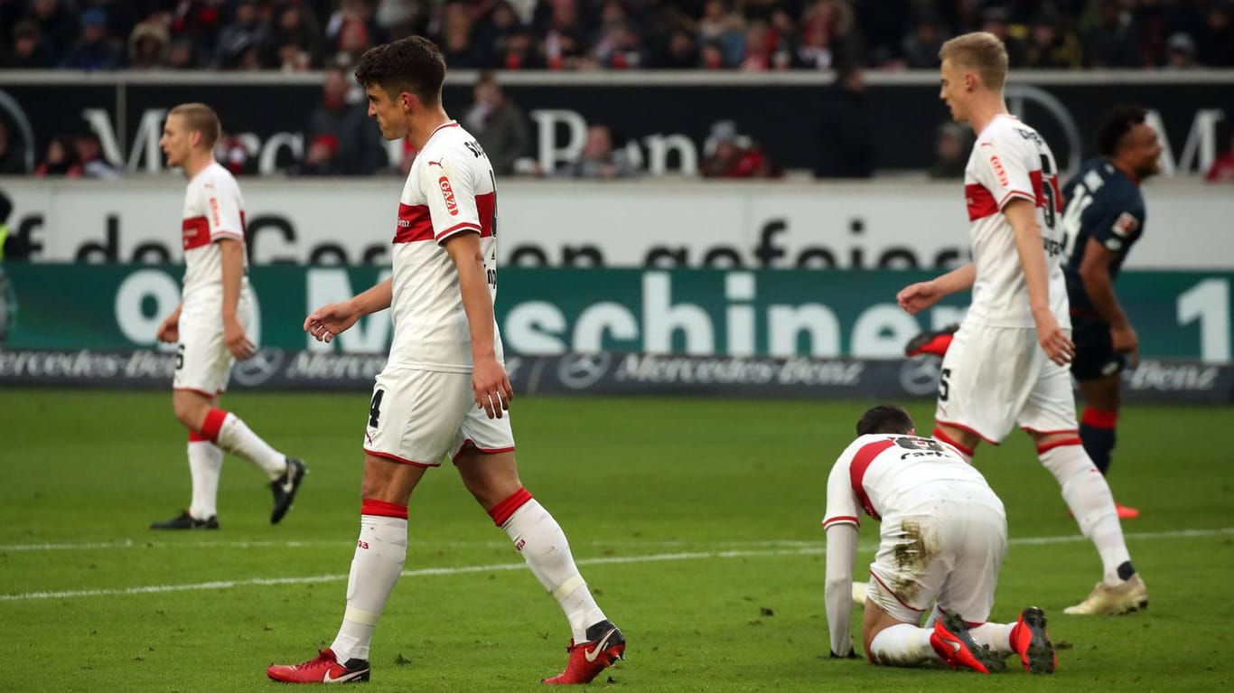 Niedergeschlagen: Die Spieler des VfB Stuttgart mussten zum Start der Rückrunde eine Pleite hinnehmen.