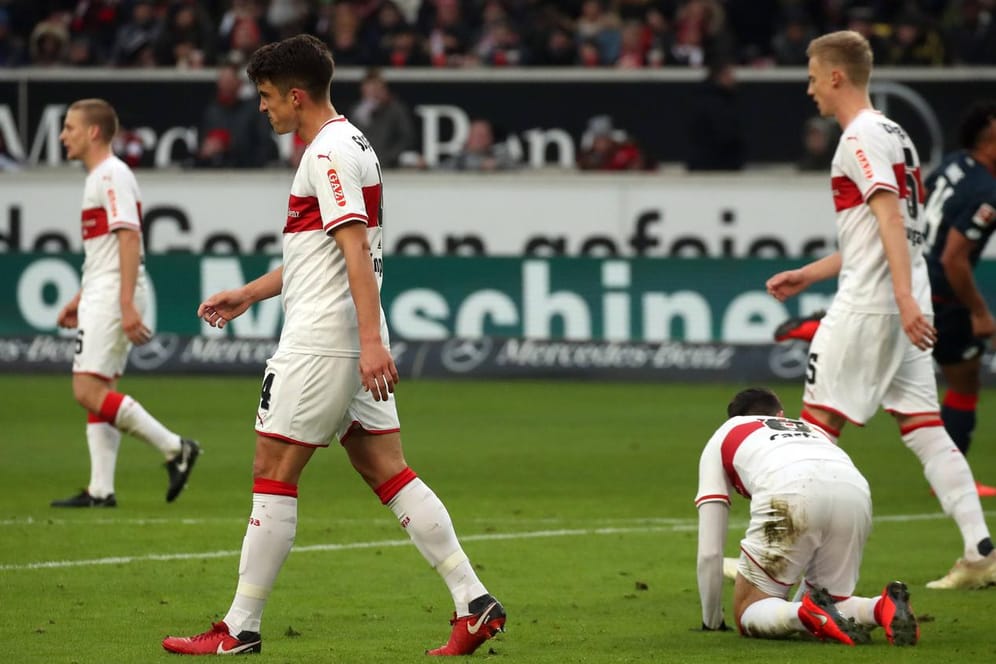 Niedergeschlagen: Die Spieler des VfB Stuttgart mussten zum Start der Rückrunde eine Pleite hinnehmen.
