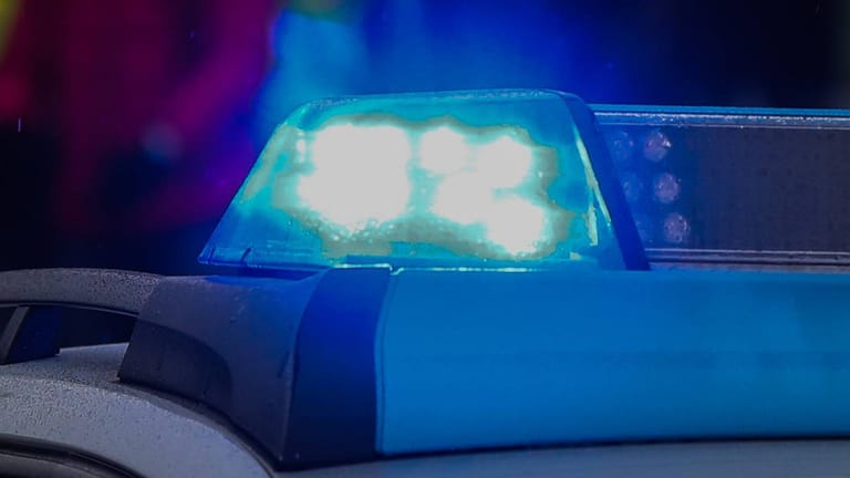 Blaulicht auf einem Polizeiwagen: Ein SEK-Beamter schoss den Angreifer in den Oberkörper, der 31-Jährige kam mit schweren Verletzungen ins Krankenhaus. (Symbolbild)