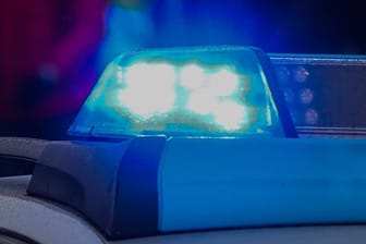 Blaulicht auf einem Polizeiwagen: Ein SEK-Beamter schoss den Angreifer in den Oberkörper, der 31-Jährige kam mit schweren Verletzungen ins Krankenhaus. (Symbolbild)