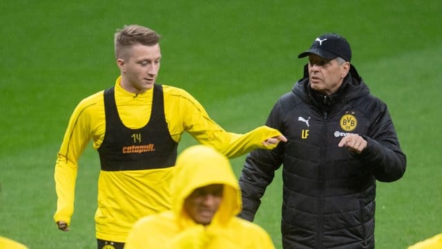 Lucien Favre (r) muss gegen Leipzig auf Marco Reus verzichten.