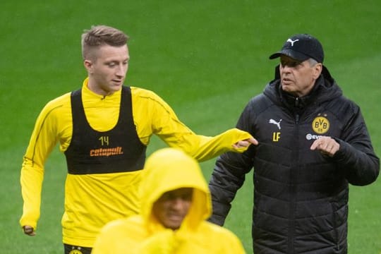 Lucien Favre (r) muss gegen Leipzig auf Marco Reus verzichten.