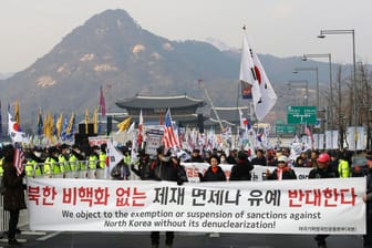 Demonstranten marschieren auf einer Kundgebung zur Unterstützung der Politik der Vereinigten Staaten: Südkorea hofft auf dauerhaften Frieden auf der koreanischen Halbinsel.