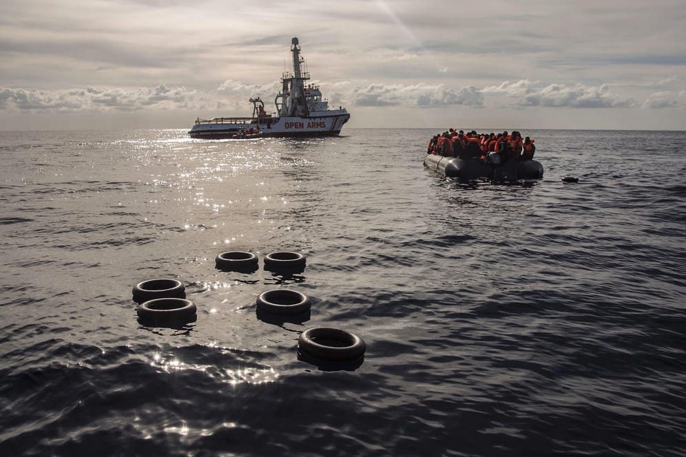 Migranten sitzen in einem Schlauchboot auf dem Mittelmeer: Immer wieder sterben Menschen bei den Schiffsunglücken. (Archivbild)