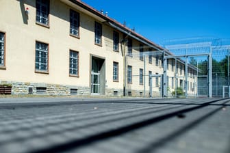 Ein gesichertes Gebäude in der Abteilung Langenhagen der JVA Hannover, in der Asylbewerbern in Abschiebehaft untergebracht sind: Die Plätze in den Anstalten reichen nicht aus.