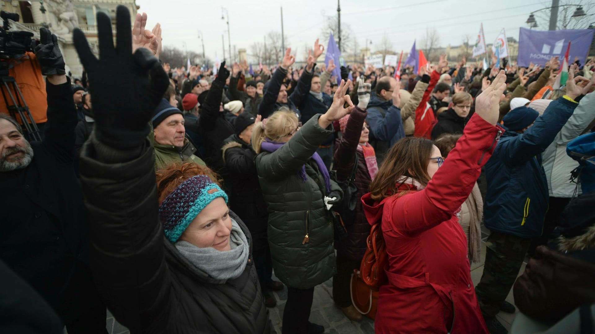 Demonstranten versammeln sich zu einer Rede im Rahmen der Proteste gegen das neue Überstundengesetz: Gegner der neuen Regelung bezeichnen sie auch als "Sklavengesetz".