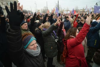 Demonstranten versammeln sich zu einer Rede im Rahmen der Proteste gegen das neue Überstundengesetz: Gegner der neuen Regelung bezeichnen sie auch als "Sklavengesetz".