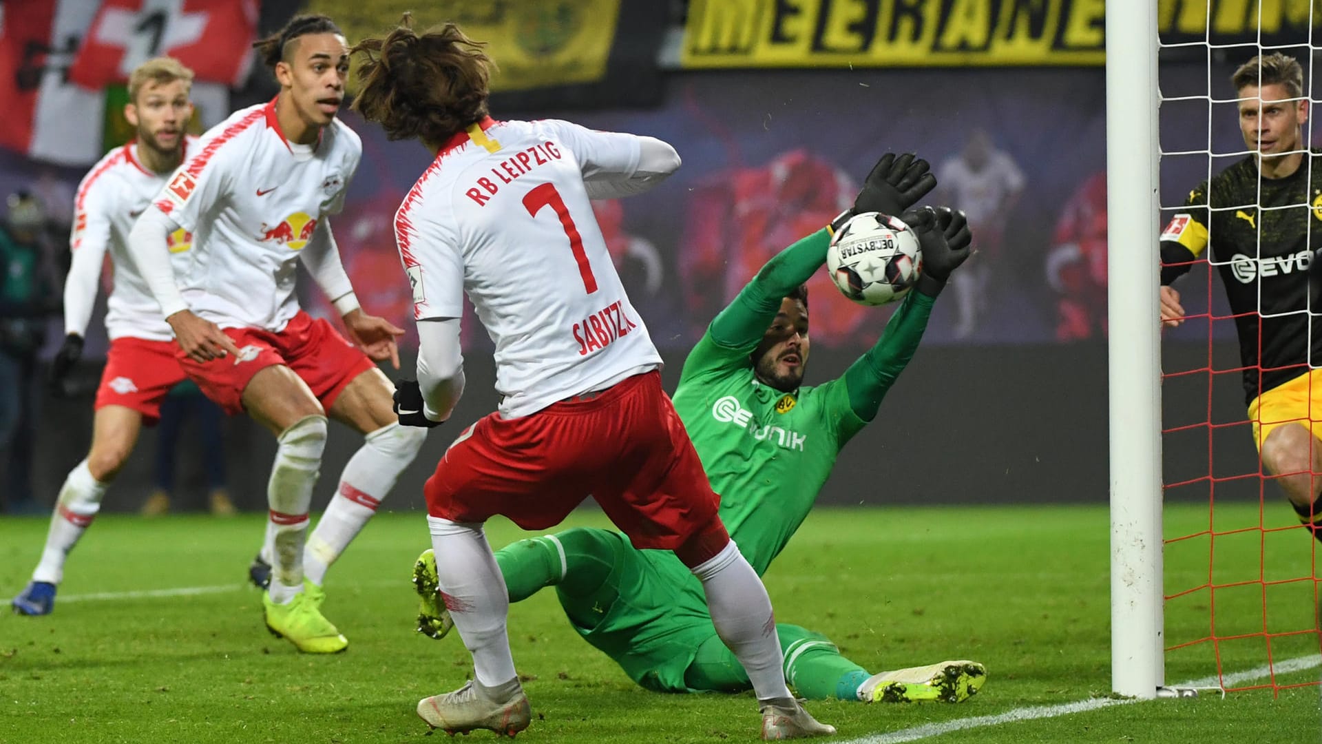 Roman Bürki (grün) avancierte zu Dortmunds Matchwinner.