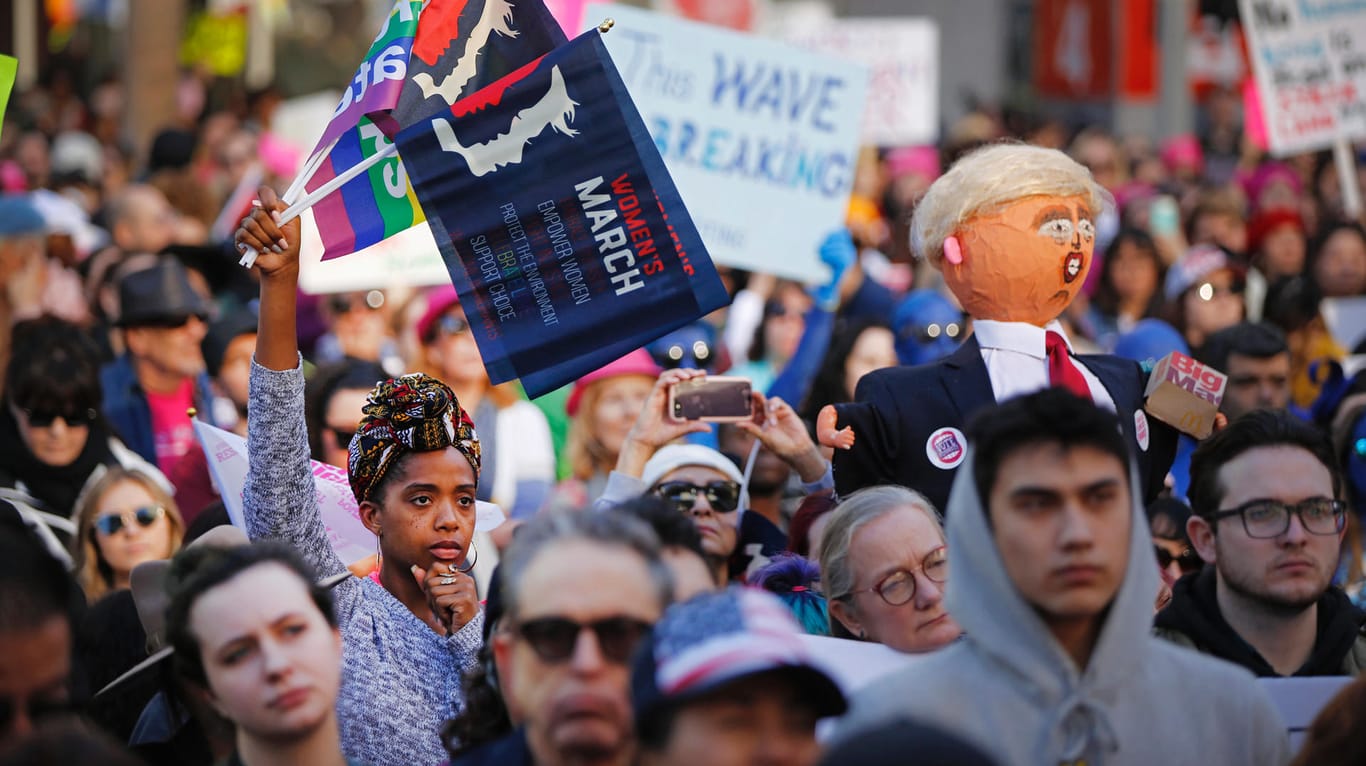 Demonstranten beim Women's March in Los Angeles: Im gesamten Land gingen Menschen auf die Straße, um an den Protesten gegen Trump teilzunehmen.