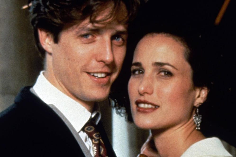 "Vier Hochzeiten und ein Todesfall": Vor 25 Jahren standen Hugh Grant und Andie MacDowell gemeinsam vor der Kamera.
