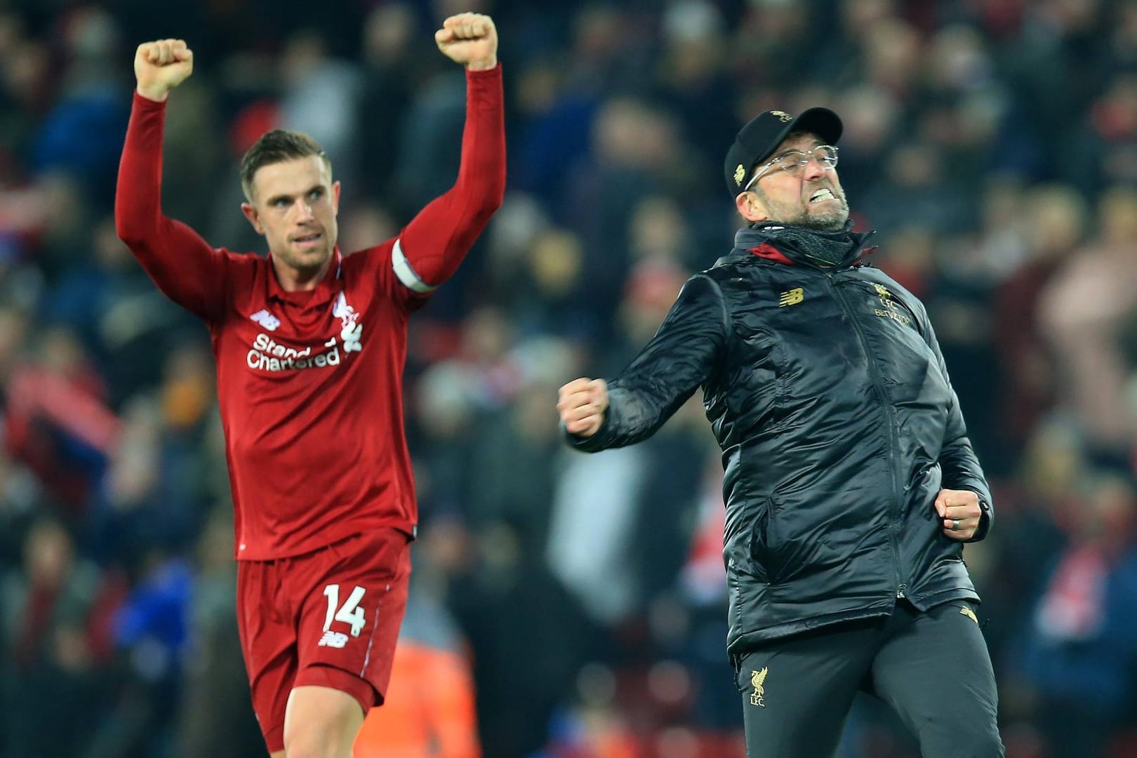 Jordan Henderson (links) und Jürgen Klopp bejubeln den Sieg.