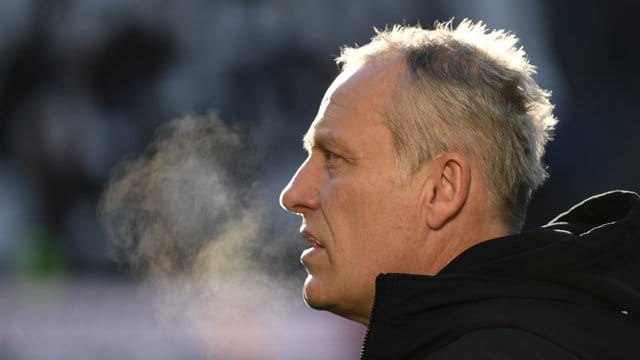 Trainer Christian Streich geht davon aus auch nächstes Jahr Coach beim SC Freiburg zu sein. Trainer Christian Streich geht davon aus auch nächstes Jahr Coach beim SC Freiburg zu sein.