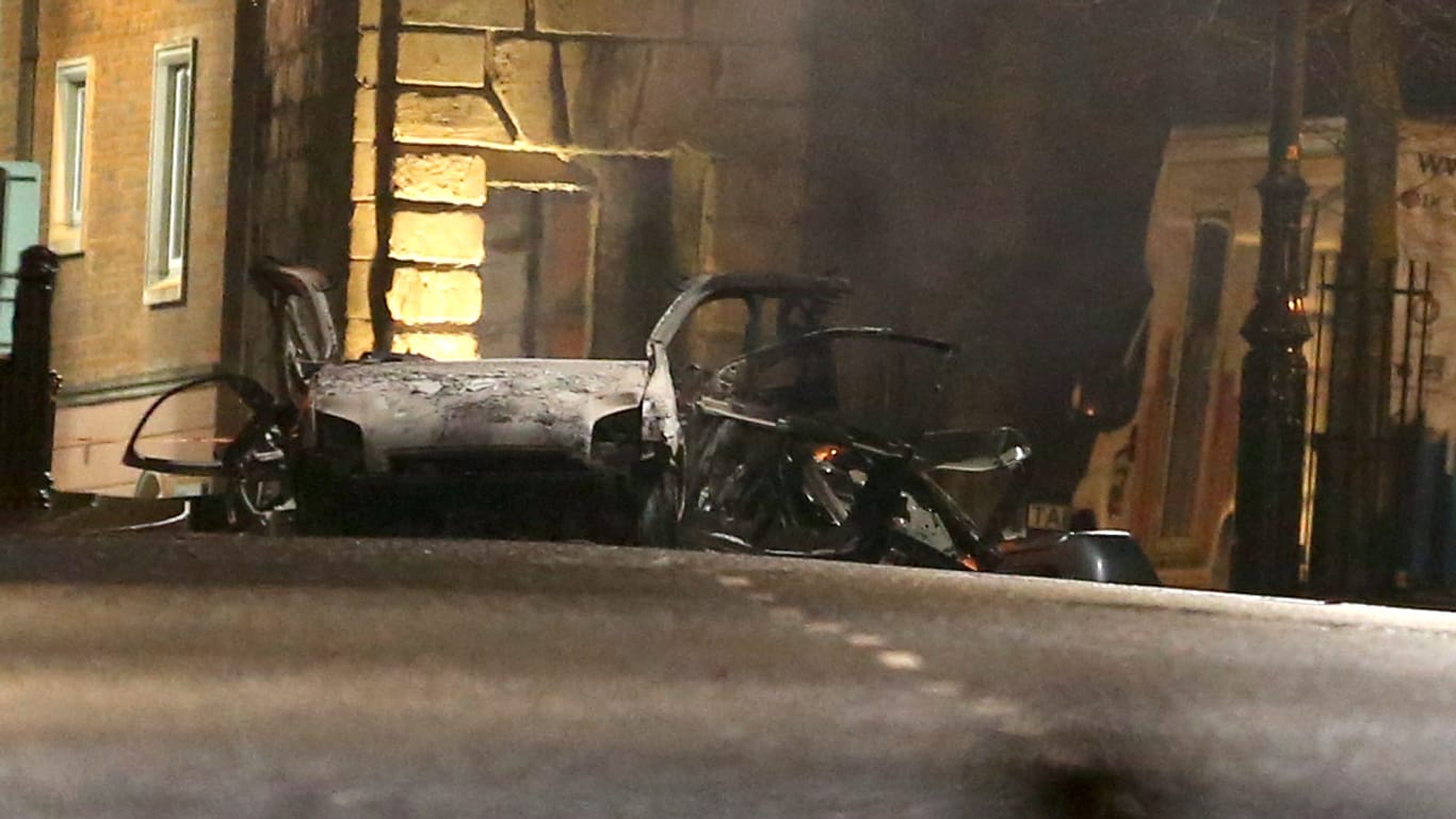 Londonderry, Nordirland: Nach der Explosion in der Innenstadt geht die Polizei Hinweisen auf eine Autobombe nach.