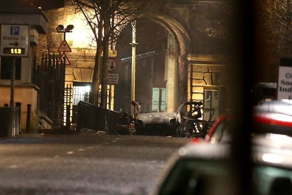 Nach der Explosion in der Innenstadt der nordirischen Stadt Londonderry geht die Polizei Hinweisen auf eine Autobombe nach.