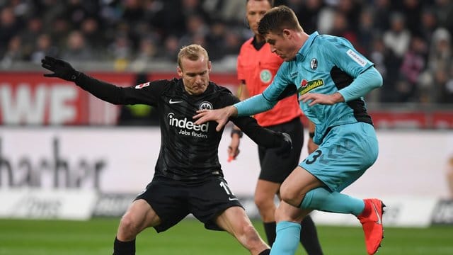 Der Frankfurter Sebastian Rode (l) stand gegen Freiburg in der Startelf.