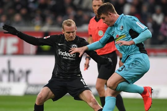 Der Frankfurter Sebastian Rode (l) stand gegen Freiburg in der Startelf.