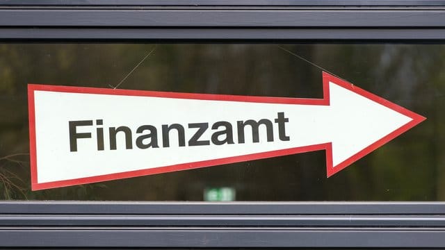 "Für Steuerpflichtige ist es ärgerlich, dass die Bearbeitungsdauer der Steuererklärungen im Schnitt immer länger wird", sagte der Geschäftsführer von Lohnsteuer-kompakt.