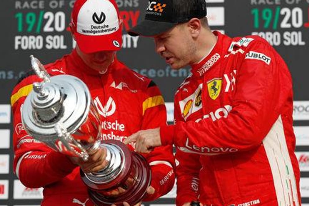 Race of Champions Nations Cup: Mick Schumacher (l.) und Teamkollege Sebastian Vettel mit ihrer Trophäe für den zweiten Platz.