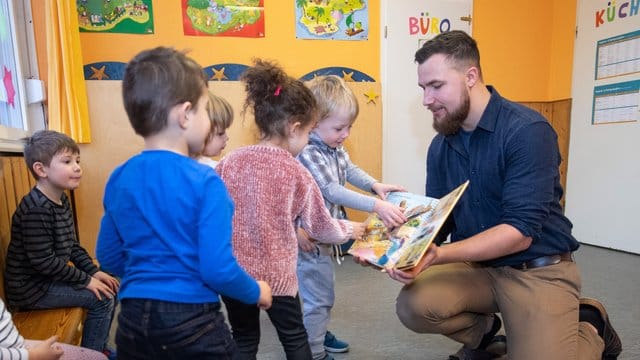 Erzieher im Kindergarten