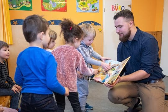 Erzieher im Kindergarten